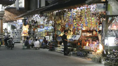 Bunte Souvenirs werden auf einem belebten Markt in Indonesien angeboten