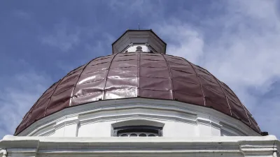 Historisches Kirchenfenster mit Bogenform und Kuppel