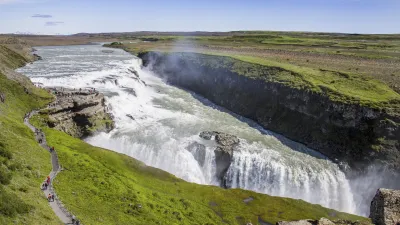 Der beeindruckende Gullfoss Wasserfall stürzt tosend ins Tal.