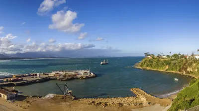 Hafen von Fort Dauphin mit Blick auf das blaue Meer und grüne Ufer.