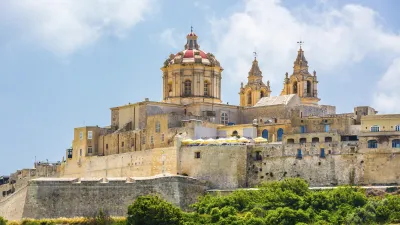 Historische Gebäude und die Mdina-Kathedrale prägen das Stadtbild von Malta.