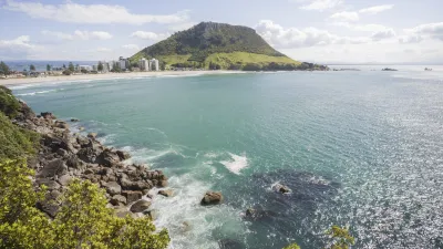 Mount Maunganui mit Strand und felsiger Küste in Neuseeland