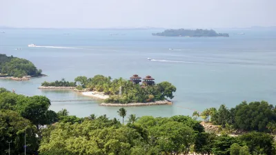 Hängebrücke zwischen Inseln in Singapur mit üppiger Vegetation im Vordergrund