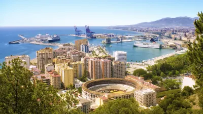 Malaga Stadtpanorama mit Hafen und Stierkampfarena
