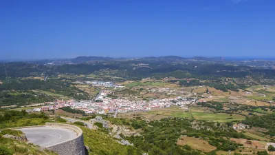 Panoramablick auf die Stadt Ciutadella und die Landschaft von Menorca.