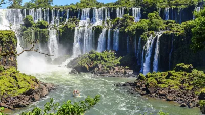 Beeindruckendes Panorama der Iguazu-Wasserfälle mit Boot auf dem Fluss