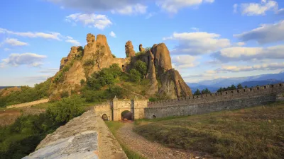 Historische Festung Belogradschik mit mittelalterlichen Mauern und Felsen.