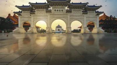Nationales Chiang Kai-Shek Denkmal in Taipeh mit strahlendem Himmel
