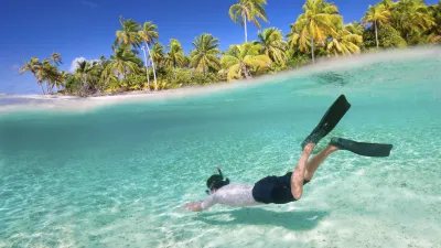 Taucher schwimmt in der türkisfarbenen Lagune von Bora Bora