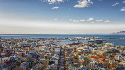 Buntes Stadtbild von Reykjavik mit Blick auf das Meer.