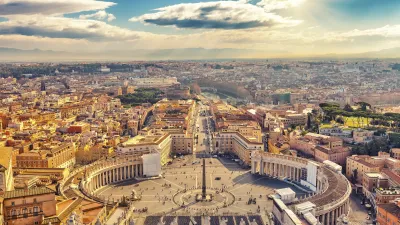 Petersplatz im Vatikan mit dem Petersdom und der umliegenden Stadt Rom.