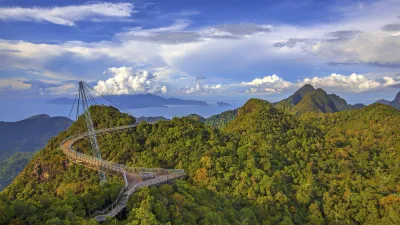 Langkawi Sky Bridge überblickt üppige grüne Hügel und das blaue Meer.