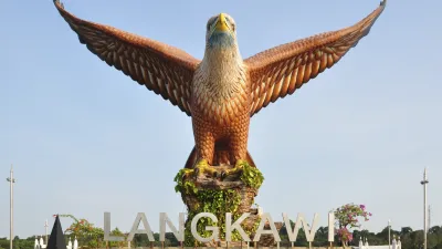 Großer Adler mit ausgebreiteten Flügeln vor dem Langkawi-Schriftzug.