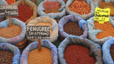 Bunte Gewürze in Schüsseln werden auf einem Markt angeboten