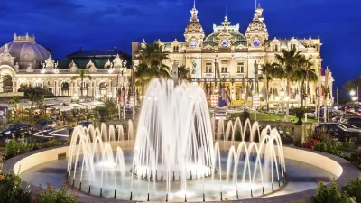 Springbrunnen vor dem Casino von Monte Carlo bei Nacht