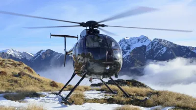 Helikopterflug über die Berge