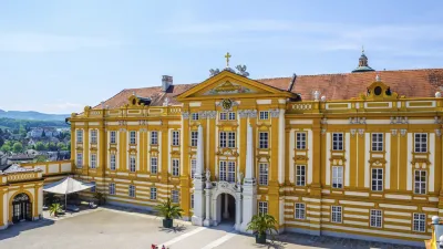 Prächtiges Melk Stift mit barocker Fassade und Innenhof.