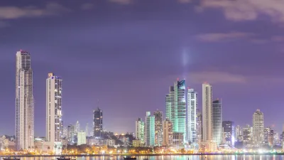 Panama Stadt Skyline bei Nacht mit beleuchteten Hochhäusern