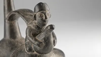 Antike Keramikstatue zeigt eine menschliche Figur.