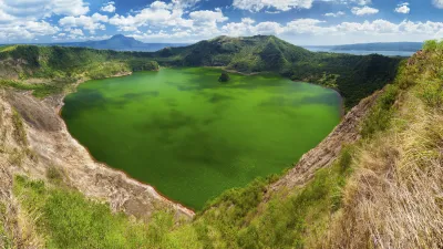 Grüner Kratersee des Taal-Vulkans auf den Philippinen.
