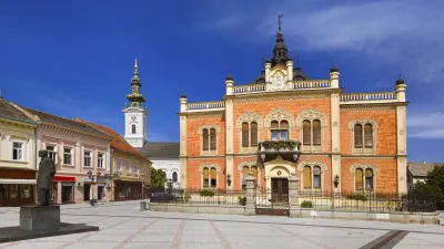 Historisches Gebäude mit Fassade in Novi Sad, Serbien
