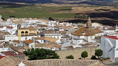 Historisches Dorf Medina Sidonia mit weißen Häusern und Kirche in Spanien.