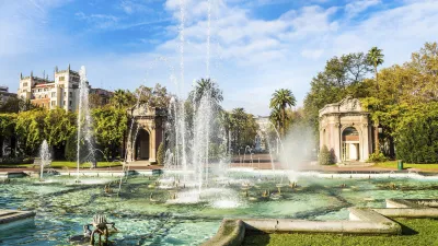 Springbrunnen im Park mit architektonischen Elementen und Wasserfontänen