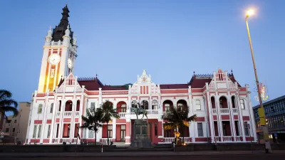 Historische Stadthalle von East London bei Nacht mit Reiterstatue