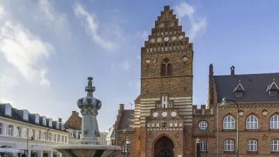 Historisches Rathaus mit markantem Turm in Roskilde, Dänemark