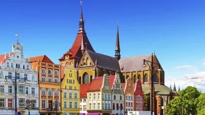 Historische Gebäude säumen den belebten Marktplatz in Rostock.