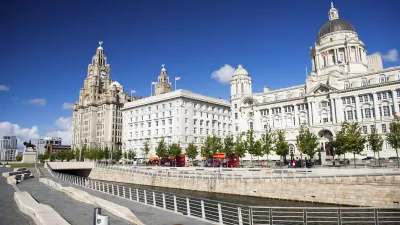 Die drei historischen Gebäude der Liverpooler Wasserfront stehen an einem sonnigen Tag.