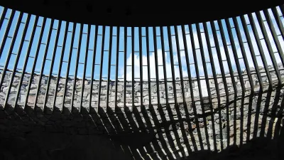 Fenster der Felsenkirche Temppeliaukio in Helsinki zeigt den Himmel.