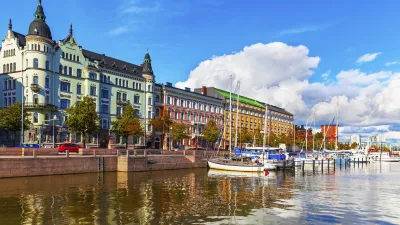 Helsinkis malerische Altstadt mit bunten Häusern am alten Hafen.