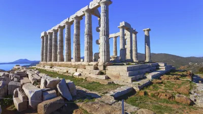 Der Tempel des Poseidon thront auf einer Klippe mit Blick aufs Meer