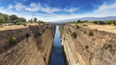 Der Korinth-Kanal trennt das griechische Festland von der Peloponnes-Halbinsel.