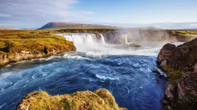 Der Godafoss Wasserfall in Island stürzt tosend ins Tal.