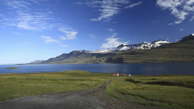 Landschaft mit See und Bergen in Island