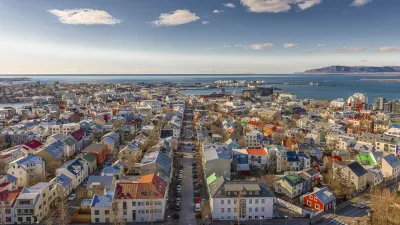 Buntes Stadtbild von Reykjavik mit Blick auf das Meer.