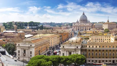 Der Petersdom dominiert das Panorama von Rom mit seiner beeindruckenden Kuppel.