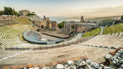 Antikes römisches Theater in Taormina mit Blick auf das Meer