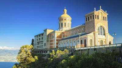 Die Kirche der Schwarzen Madonna thront auf einem Hügel mit Blick auf das Meer