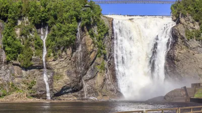 Der Montmorency-Wasserfall stürzt kraftvoll in die Tiefe.