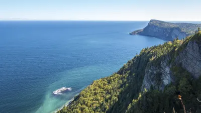 Grüne Klippen treffen auf das blaue Meer im Forillon Nationalpark.