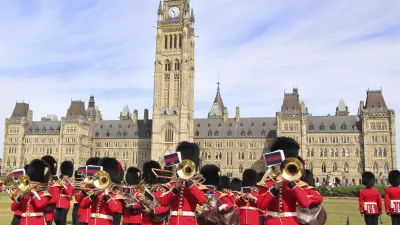 Eine Militärkapelle marschiert vor dem kanadischen Parlament in Ottawa.