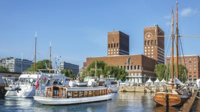 Oslo Hafen mit weißen Booten und dem Rathaus im Hintergrund