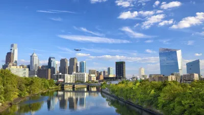 Philadelphia Skyline mit Fluss und grüner Vegetation.