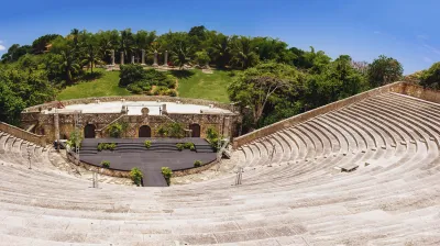 Ein Amphitheater mit vielen Zuschauersitzen im Freien.