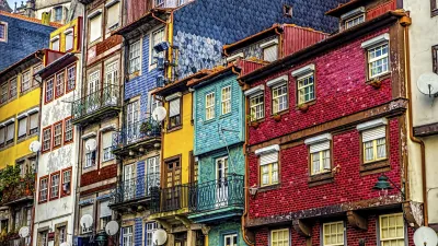 Bunte Häuserfassaden prägen das Stadtbild von Porto.