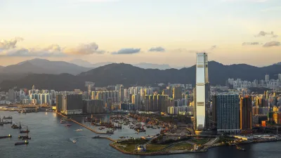 Hongkonger Skyline mit modernen Hochhäusern bei Sonnenuntergang.