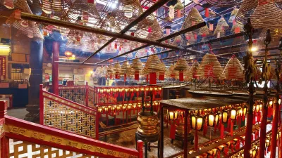 Räucherspiralen hängen von der Decke des Man Mo Tempels in Hongkong.